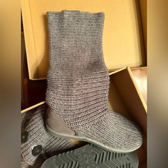 UGG Classic Cardy boot size 9. Color Grey - Picture 2 of 5